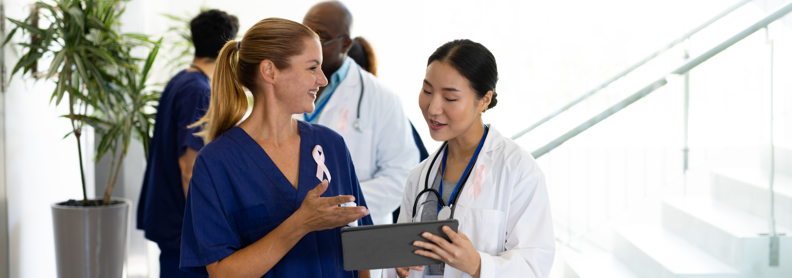 Sundhedspersonale diskuterer patientjournal på hospital.